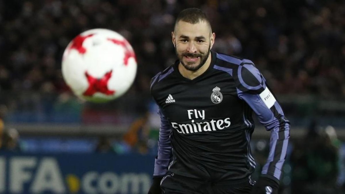Karim Benzema persigue un balón durante la semifinal del Mundial de Clubs.-AP / SHUJI KAJIYAMA