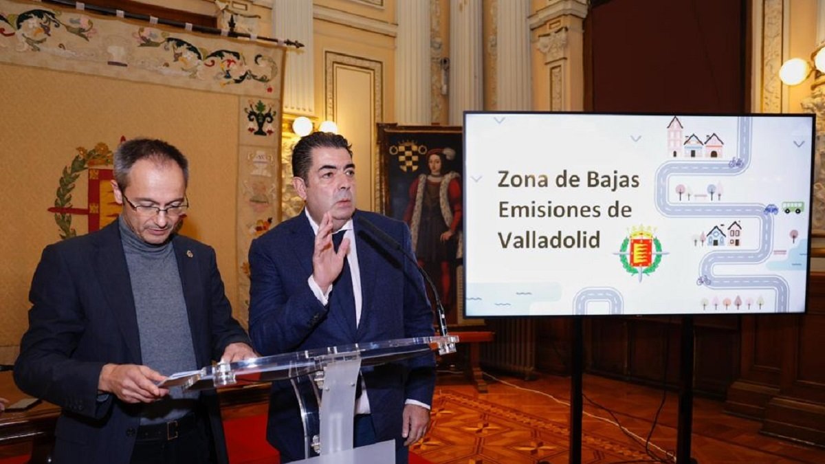Los concejales Víctor Martín y Alberto Gutiérrez presentan la nueva zona de bajas emisiones.- E. M.