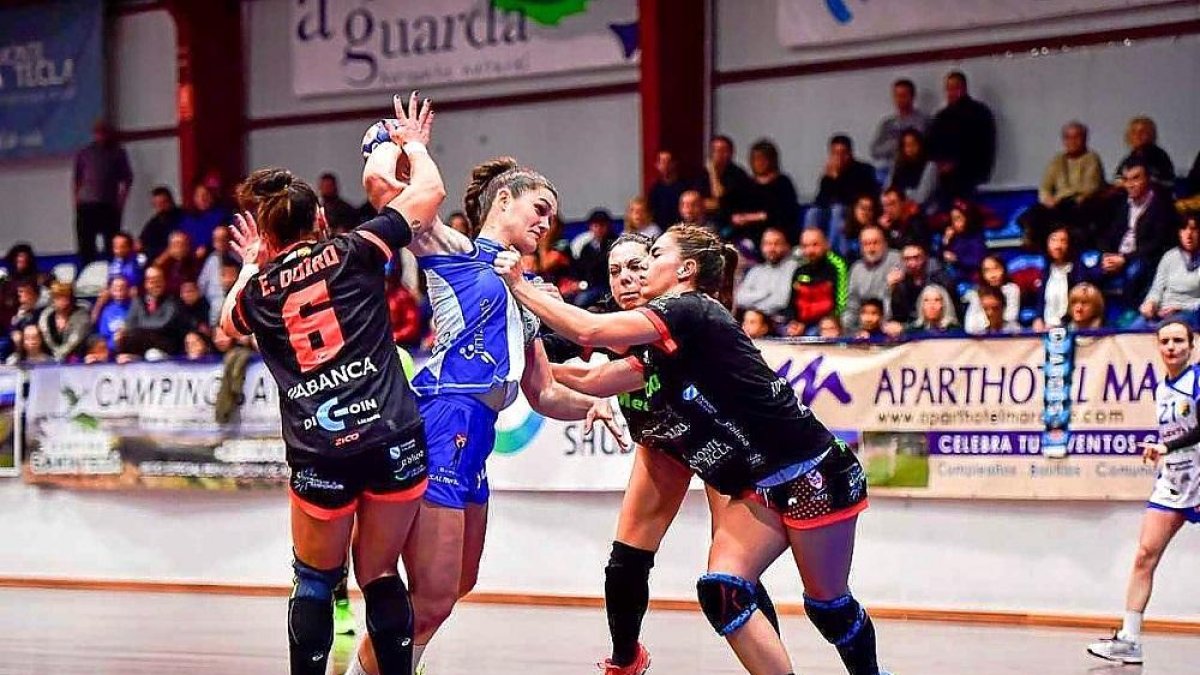 La defensa delGuardés evita el lanzamiento de Elena Cuadrado.-PHOTO-DEPORTE