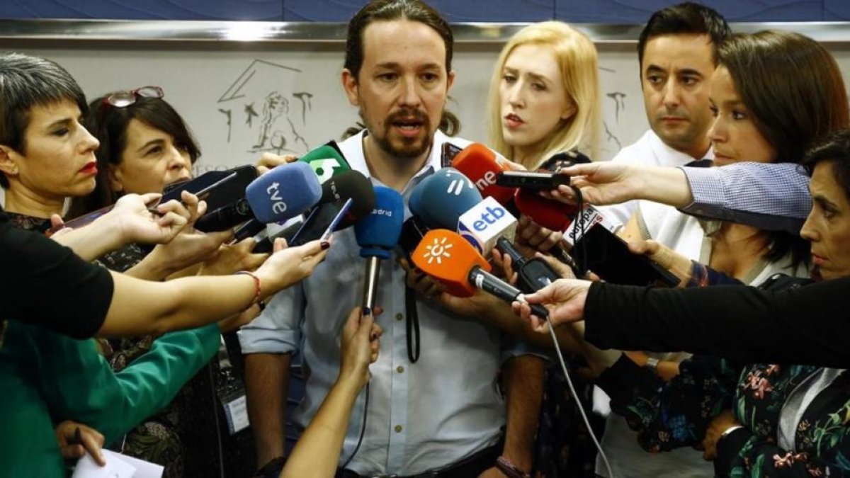Pablo Iglesias defiende la actuación de Ramón Espinar en unas declaraciones desde el Congreso.-AGUSTÍN CATALÁN