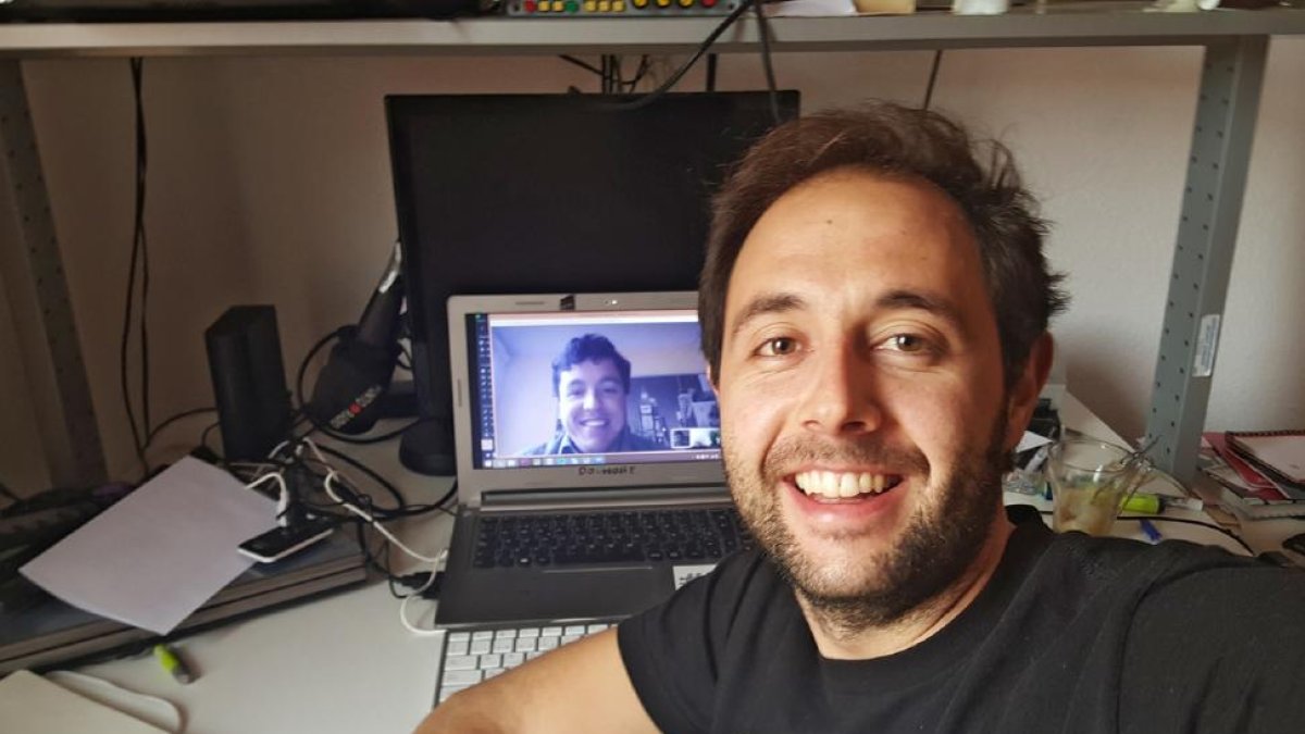 Pepe Martín mantiene una videoconferencia de trabajo con su socio Manuel Zafra.-EL MUNDO