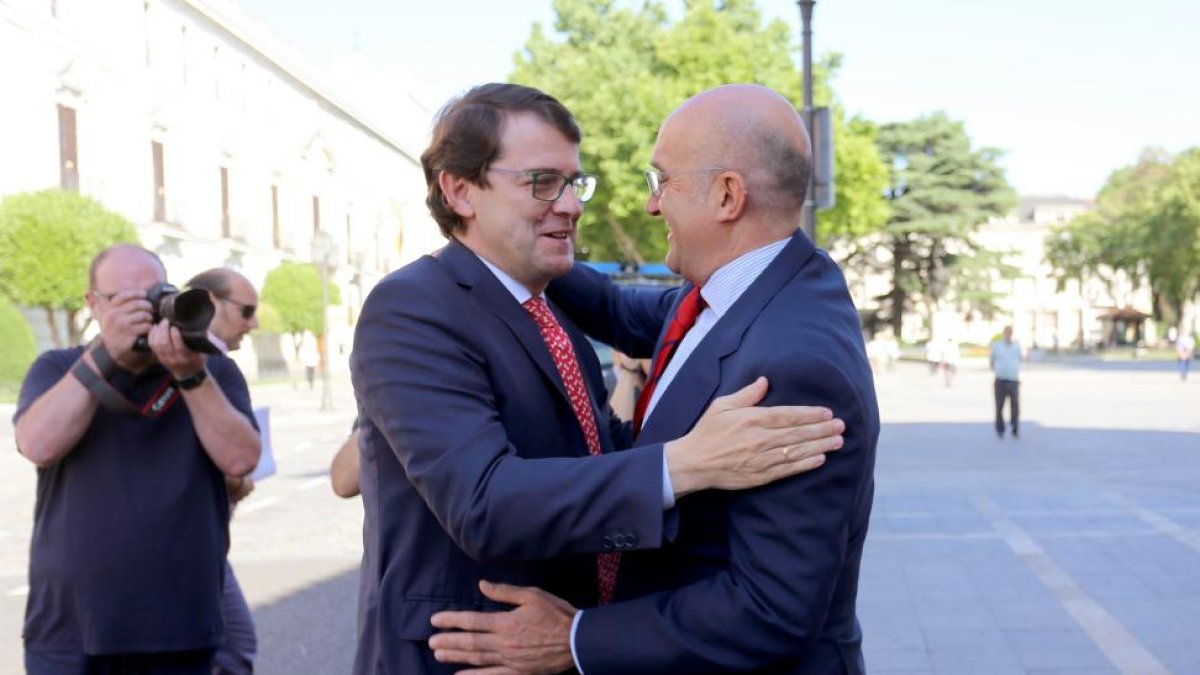 El presidente del PP de Castilla y León, Alfonso Fernández Mañueco, mantiene una reunión con el Grupo Popular de la Diputación de Valladolid y con su presidente, Jesús Julio Carnero-ICAL