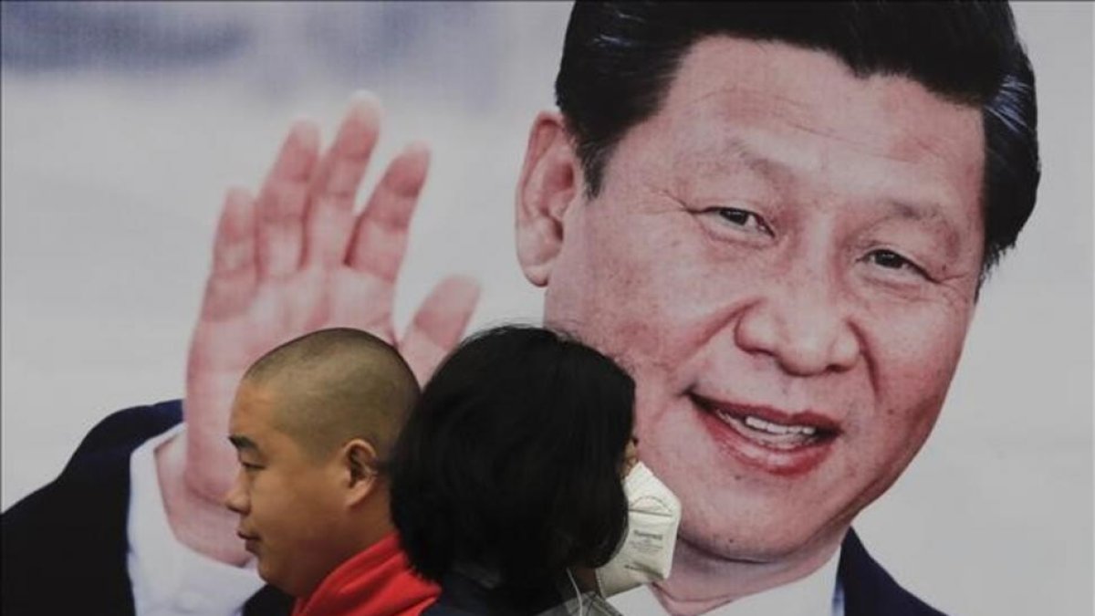 Cartel del presidente chino, Xi Jinping, en una calle de Pekín-ANDY WONG (AP)