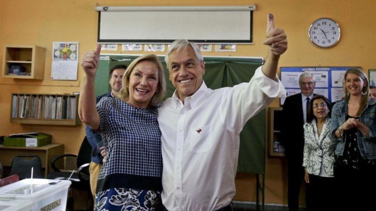 Salvador Piñera junto a su mujer Cecilia Morel tras votar en Santiago de Chile.-AP / ESTEBAN FELIX