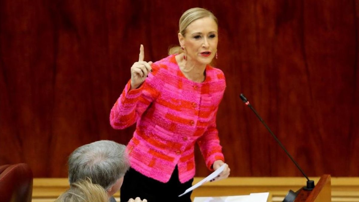 Cristina Cifuentes, en el Pleno de la Asamblea de Madrid, este jueves.-/ JUAN MANUEL PRATS