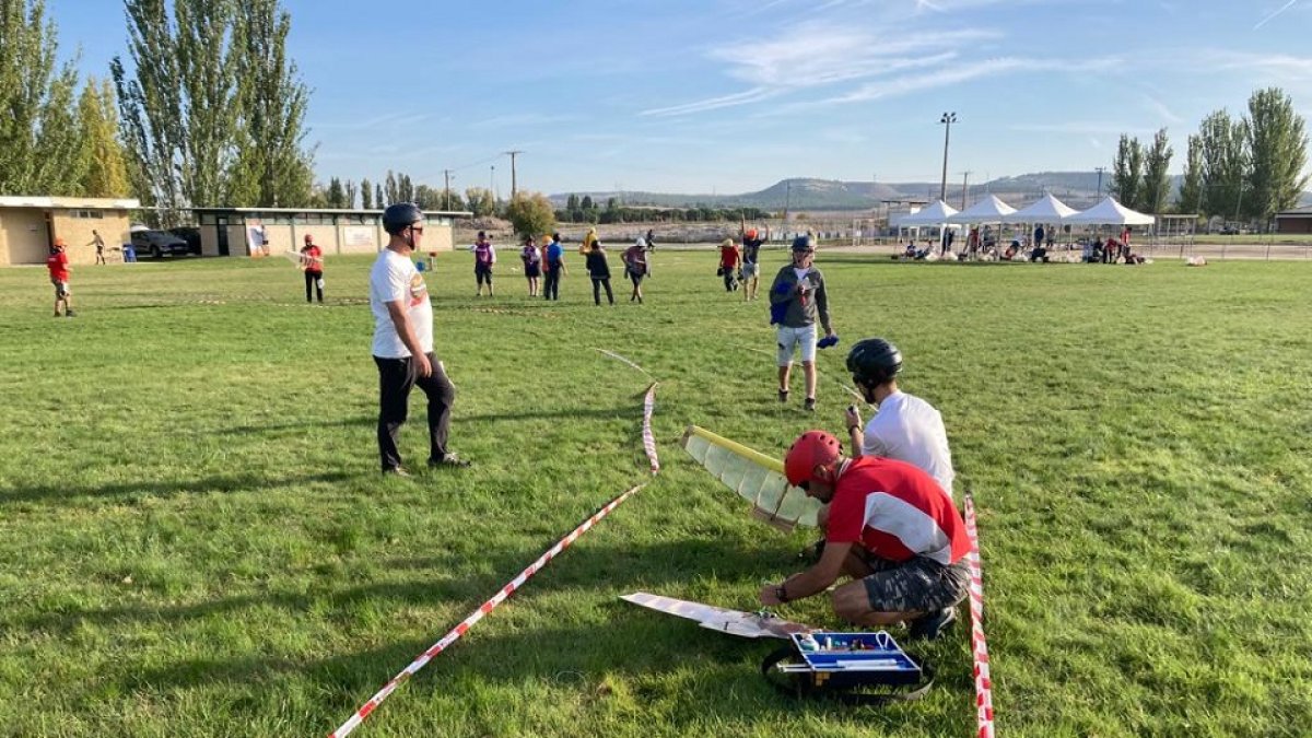 Equipo de Juan Carlos preparando el combate. / EM