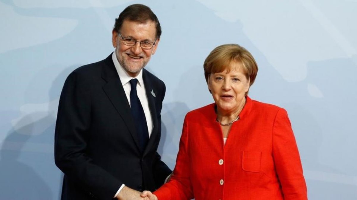 El presidente Mariano Rajoy junto a la canciller Angela Merkel.-AFP/ODD ANDERSEN