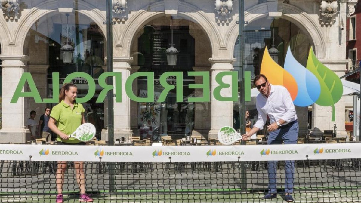 Óscar Puente pone a prueba su habilidad con el pádel en la plaza Mayor.-EL MUNDO