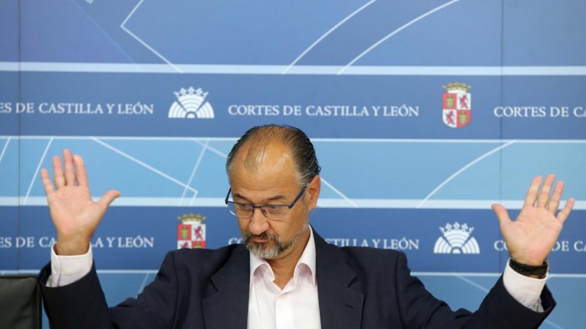 El portavoz de Ciudadanos en las Cortes de Castilla y León, Luis Fuentes, ofrece una rueda de prensa para analizar asuntos de la actividad parlamentaria.-ICAL