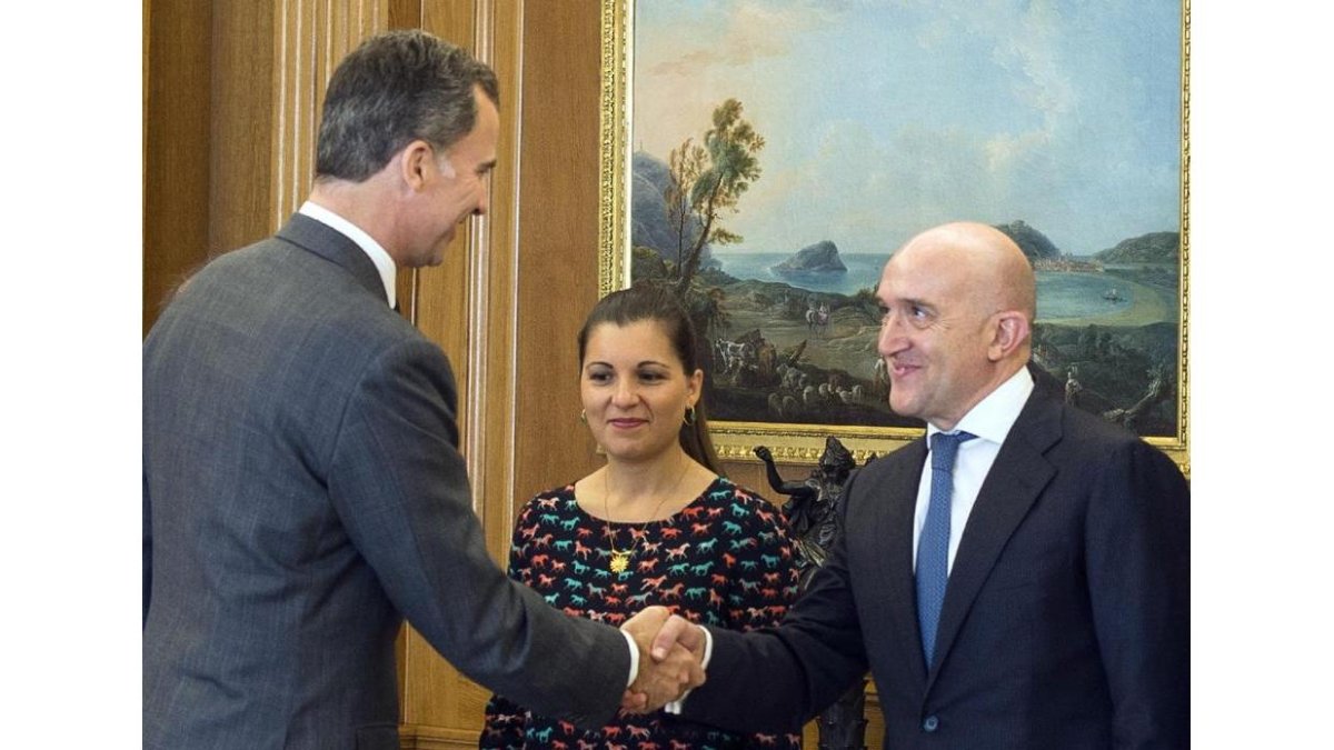 El rey Felipe VI recibe al presidente de la Diputación de Valladolid, Jesús Julio Carnero, premio Autónomo del Año junto a la presidenta de ATA Castilla y León, Soraya Mayo-Ical