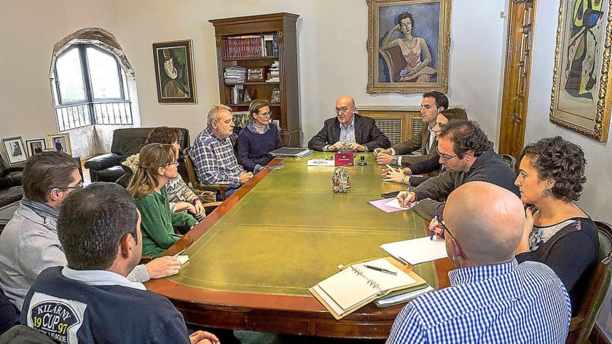 El presidente de la Diputación y los portavoces de los grupos este martes, con trabajadores de LexNova.-EL MUNDO