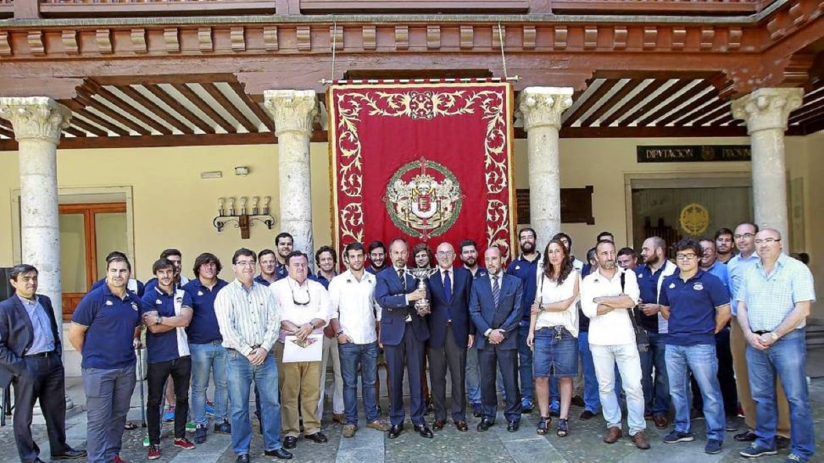 Jugadores, técnicos y directivos del VRAC posan junto al presidente de la Diputación en Pimentel.-J. M. Lostau