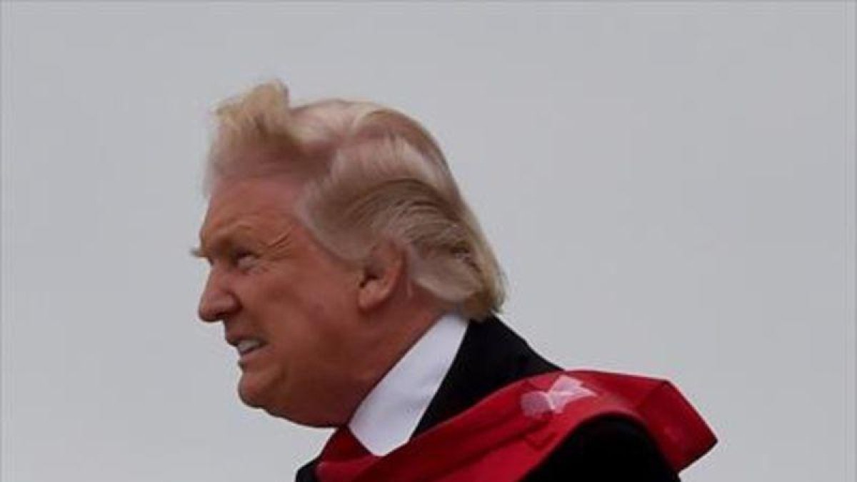 Donald Trump, a su llegada en avión a Indianápolis, el jueves.-AFP / TIMOTHY A. CLARY