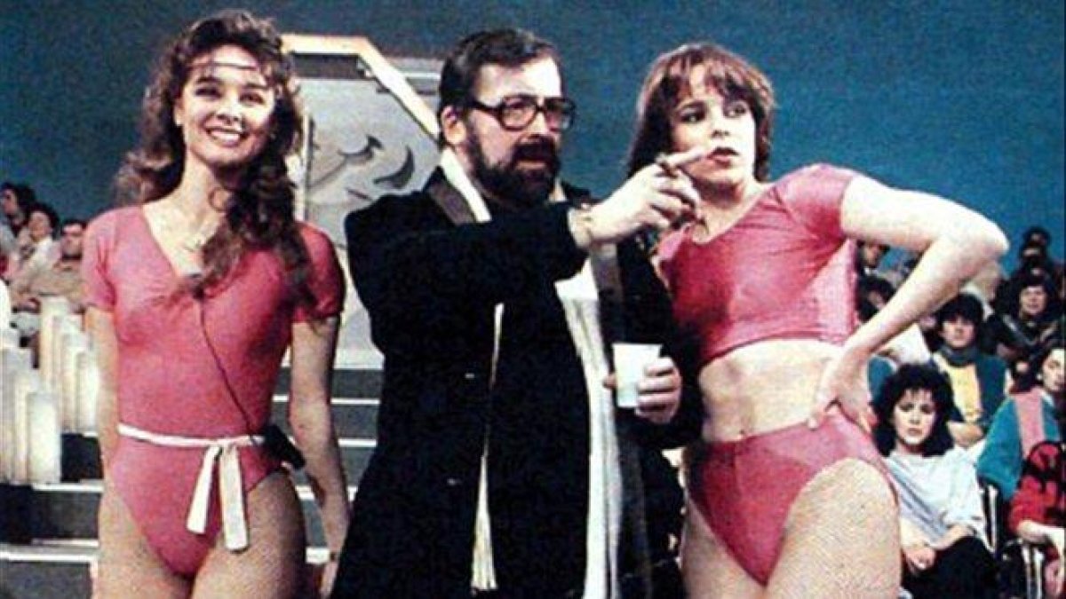 Las secretarias Silvia Marsó (izquierda) y Kim Manning, con Chicho.-