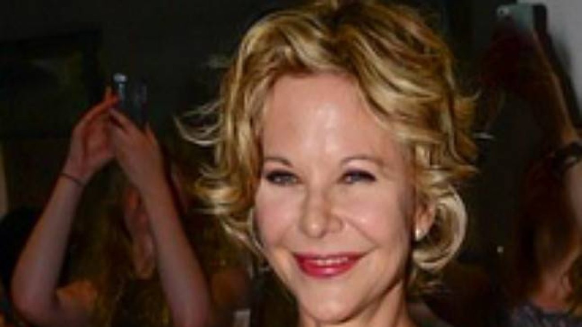 Meg Ryan, sonriente, en el desfile de Chakra, en París.-Foto: TWITTER / @JENNIFER0693