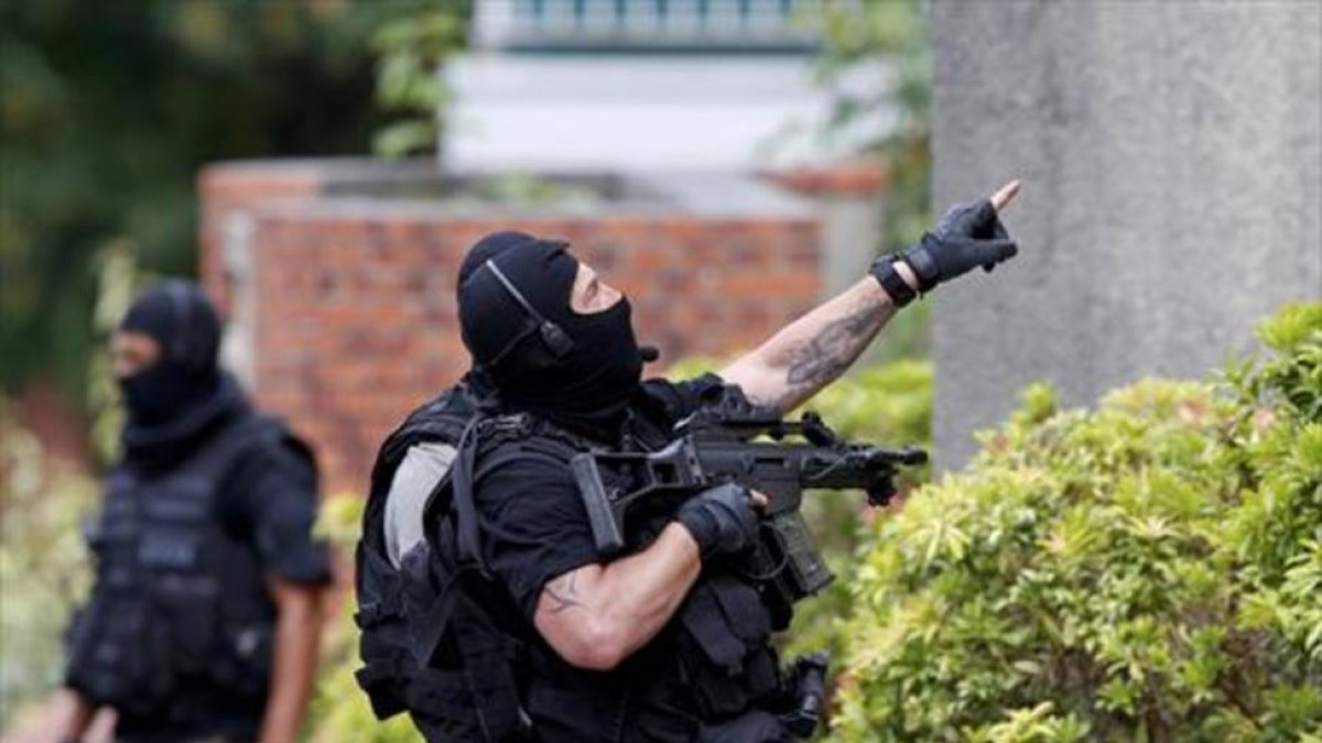 Policías en la escena del atentado en Saint-Etienne-du-Rouvray, ayer.-REUTERS / PASCAL ROSSIGNOL