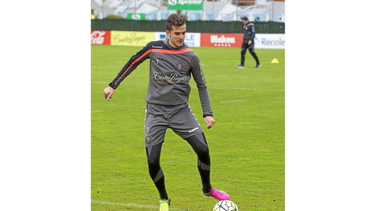 Juan Villar pega al balón con las botas bicolor que estrenará en Pamplona.-Pablo Requejo