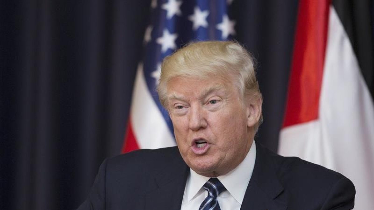 El presidente estadounidense, Donald Trump, ofrece una rueda de prensa junto a su homólogo palestino, Mahmud Abás, en el Palacio Presidencial en la localidad cisjordana de Belén.-EFE