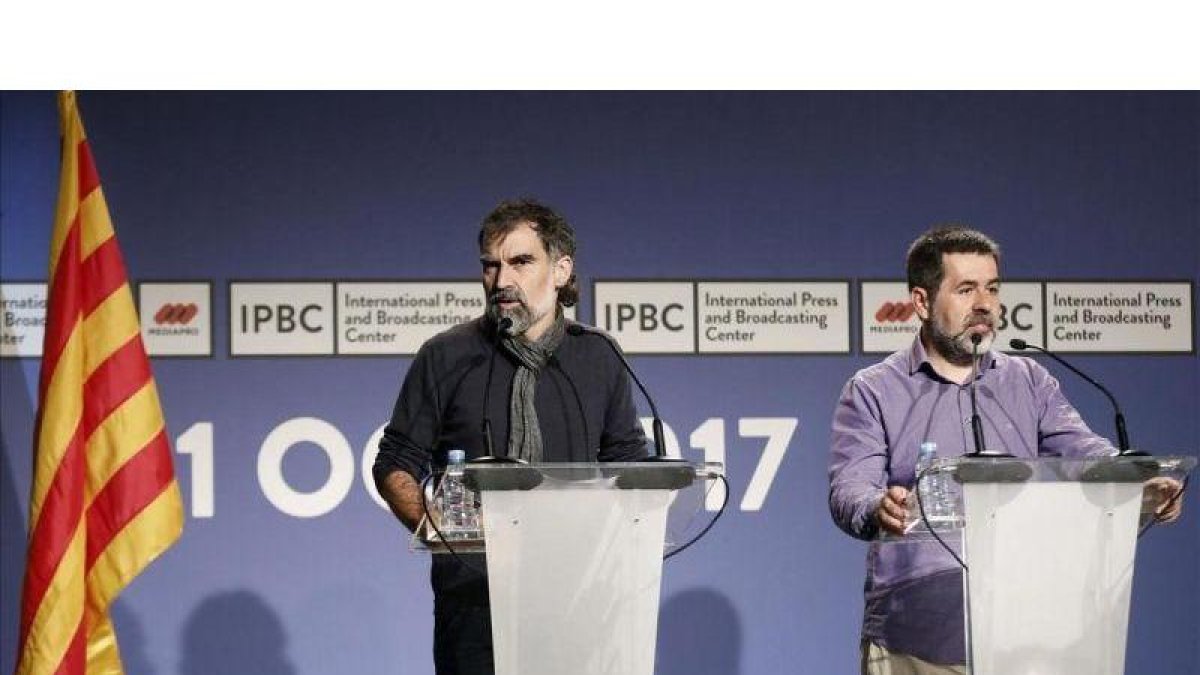 El presidente de Òmnium Cultura, Jordi Cuixart, y el de la ANC, Jordi Sànchez, durante la rueda de prensa celebrada este sábado.-ANDREU DALMAU/EFE