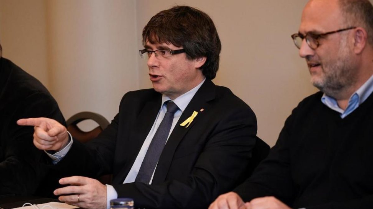 Carles Puigdemont reunido con los diputados de JxCat, en Bruselas.-/ JOHN THYS (AFP)