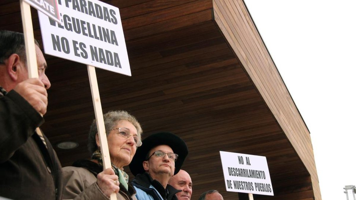 El grupo de trabajo de Ayuntamientos en Defensa del Ferrocarril en los Pueblos de León se concentra en la estación de Renfe en protesta por los últimos recortes efectuados-Ical