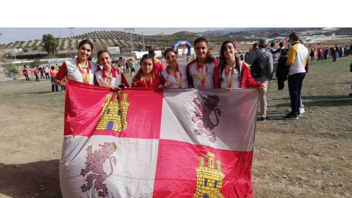 Ángela Viciosa, a la izquierda, y Noelia Acero, tercera por la izquierda, junto a sus compañeras sub23. / E.M.
