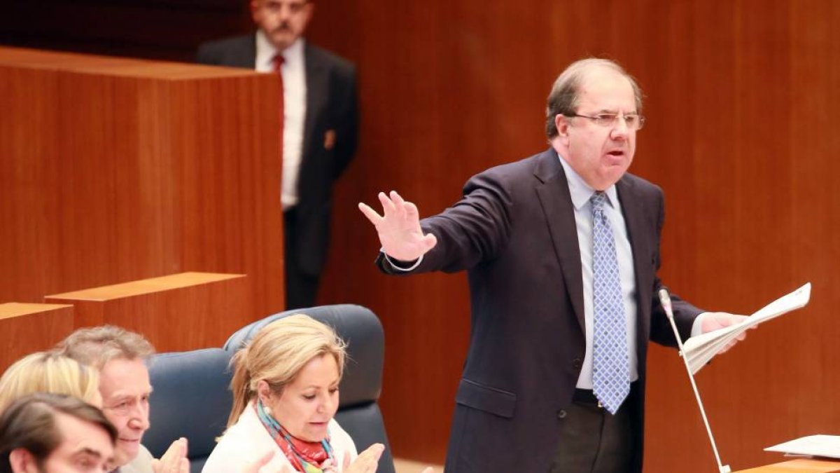 El presidente de la Junta, Juan Vicente Herrera, durante una de sus intervenciones en el pleno de las Cortes-Ical