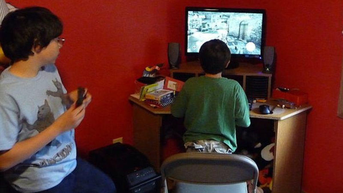 Dos menores juegan al videojuego Assasins Creed 2.-EL PERIÓDICO