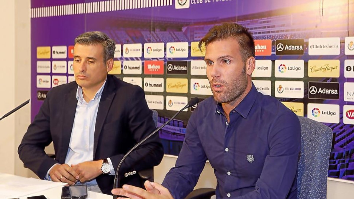Ortuño, con Gómez durante su accidentada presentación.-J.M. LOSTAU