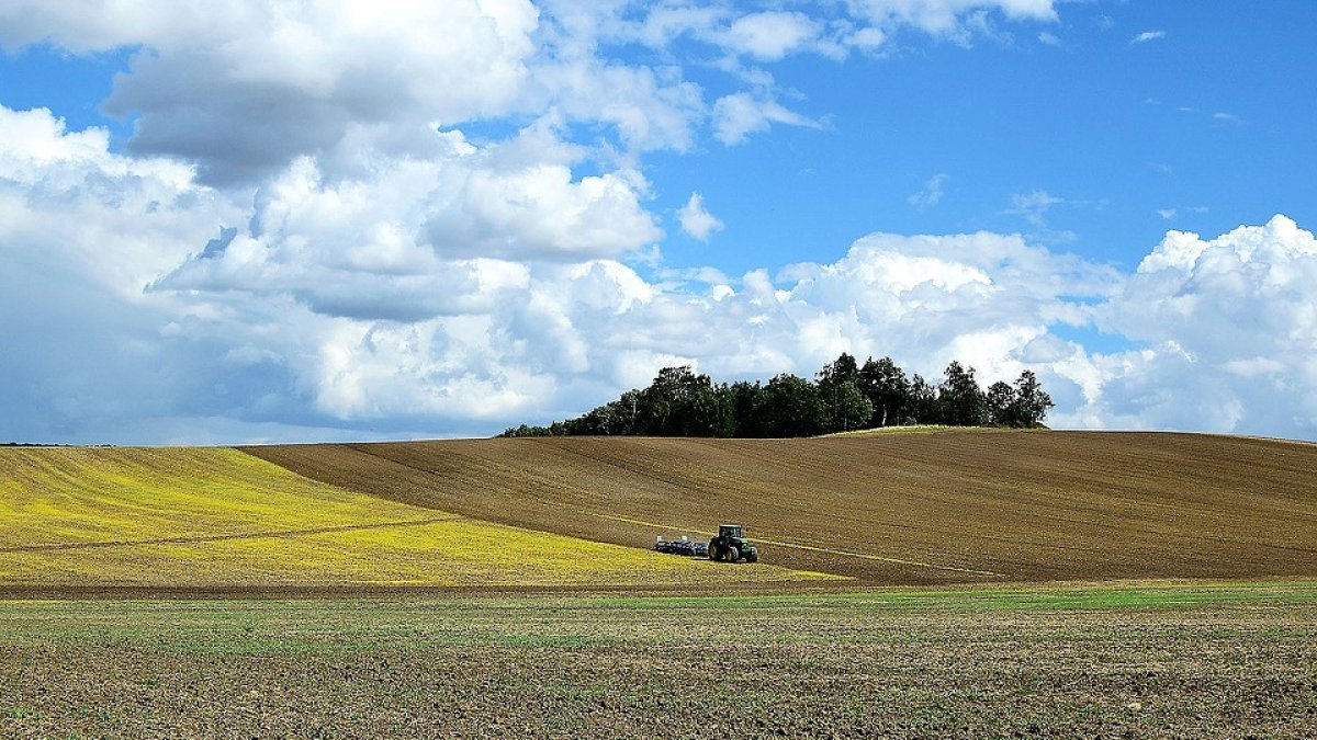 Un agricultor acondiciona la tierra con su tractor para una nueva campaña en un campo de cultivo. / UNIÓN DE UNIONES.