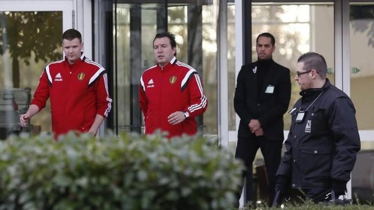 El seleccionador belga, Marc Wilmots, abandona el hotel de concentración.-