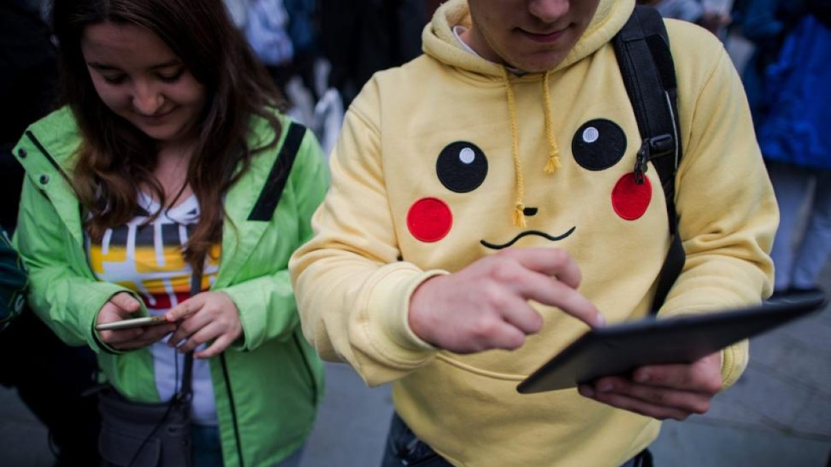 Dos jóvenes buscan 'pokemons' en Viena, el pasado fin de semana.-CHRISTIAN BRUNA / EFE