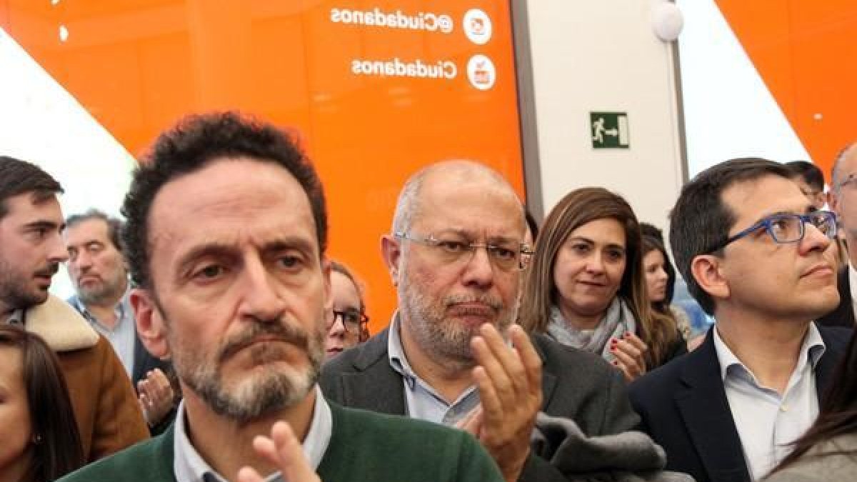 El vicepresidente de la Junta de Castilla y León, Francisco Igea, aplaude al presidente de Ciudadanos, Albert Rivera, tras su comparecencia para anunciar su dimisión.-ICAL