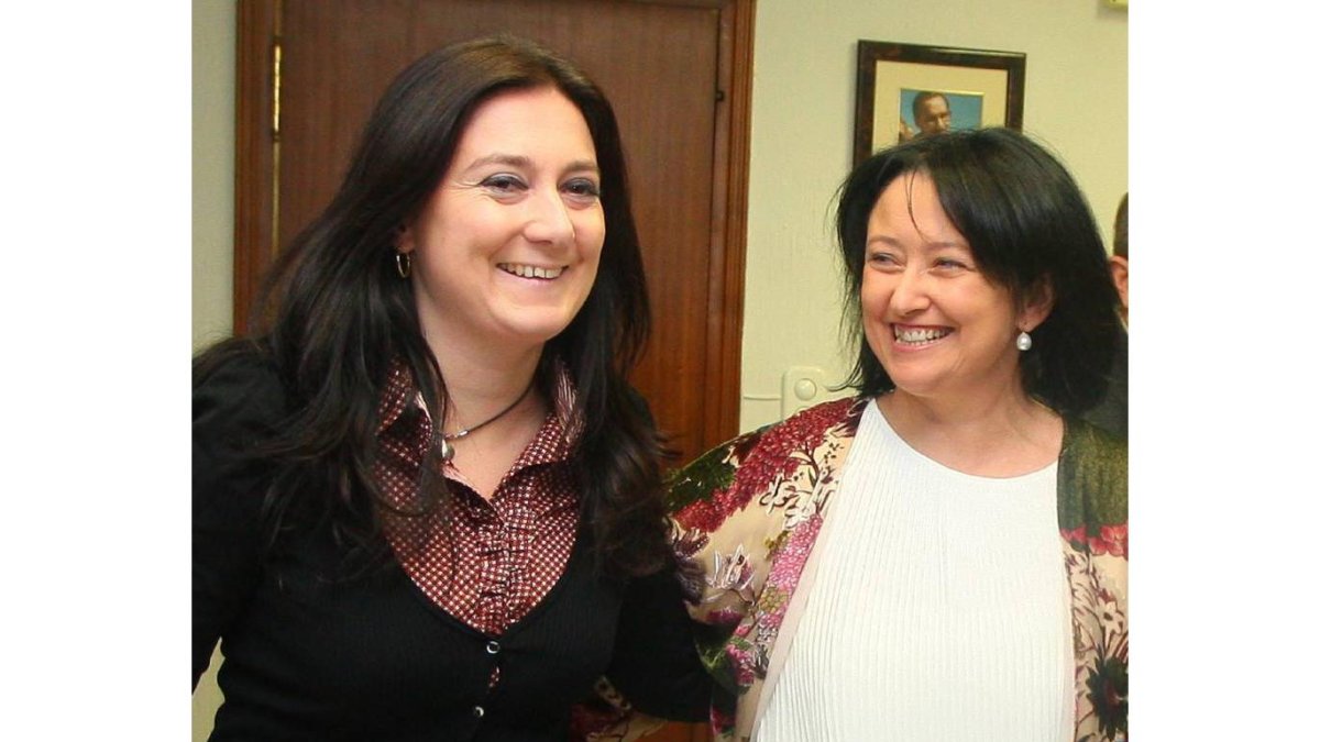 La procuradora socialista Ángela Marqués (D), junto a la concejala en el Ayuntamiento de Ponferrada, Paula Rodríguez (I)-Ical