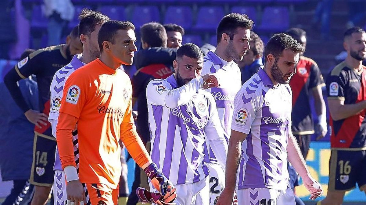 Los jugadores del Valladolid se retiran cabizbajos al vestuario tras la derrota frente al Rayo.-J.M. LOSTAU