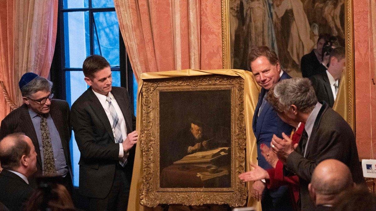 Los bisnietos del propietario original de la obra pintada por Koninck en 1639 posan junto al fiscal del distrito Sur de Nueva York y el representante del FBI. /-AFP