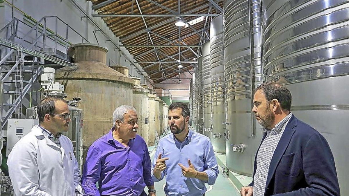 El secretario general del PSCyL, Luis Tudanca, segundo por la derecha, en su visita a la bodega Cuatro Rayas.-ICAL