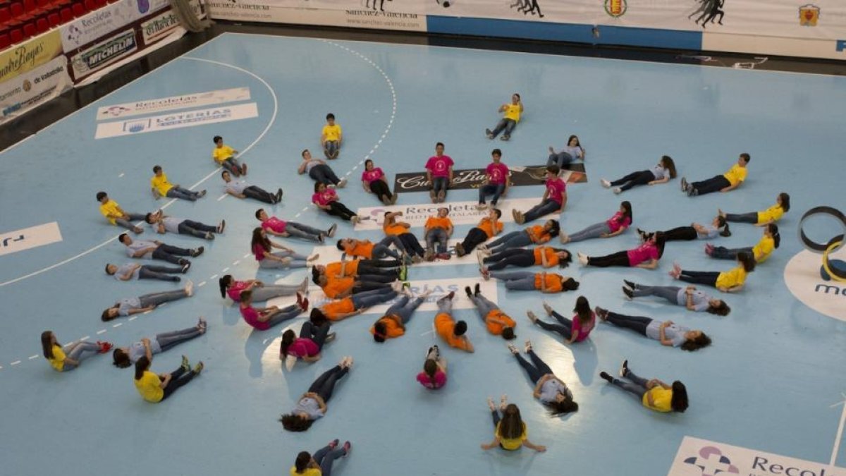 Un momento de la coreografía realizada sobre el corazón olímpico en Huerta del Rey.-E.M.