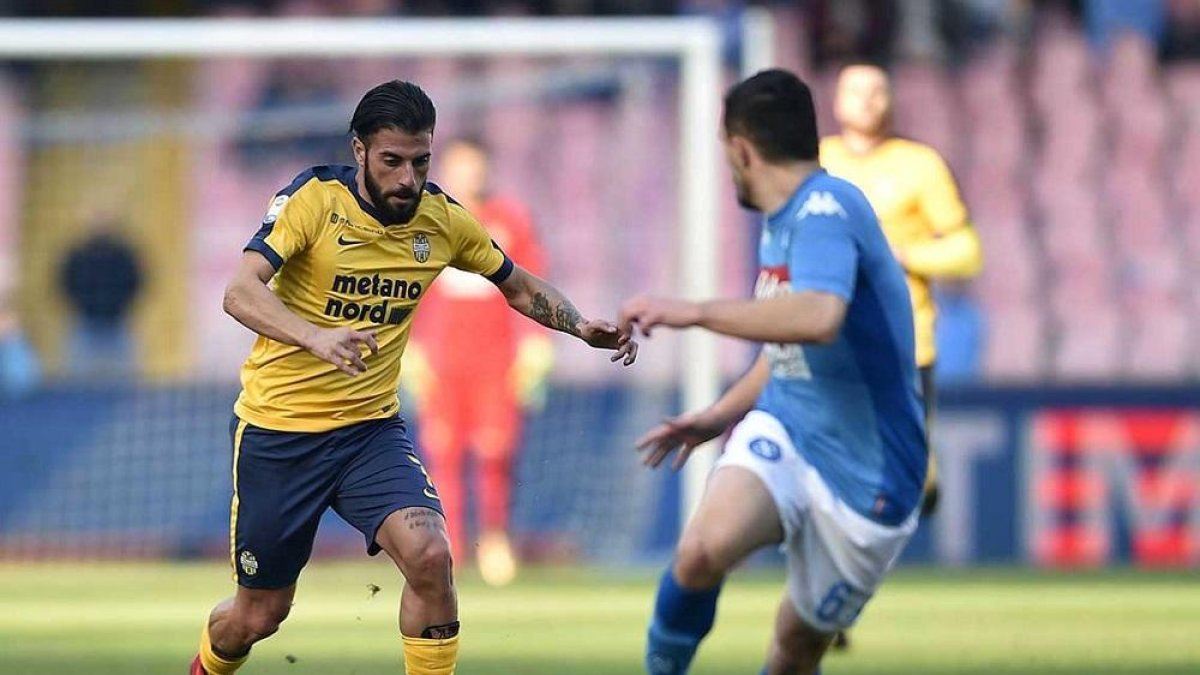 Daniele Verde avanza con el balón en un partido del Hellas Verona.-EM