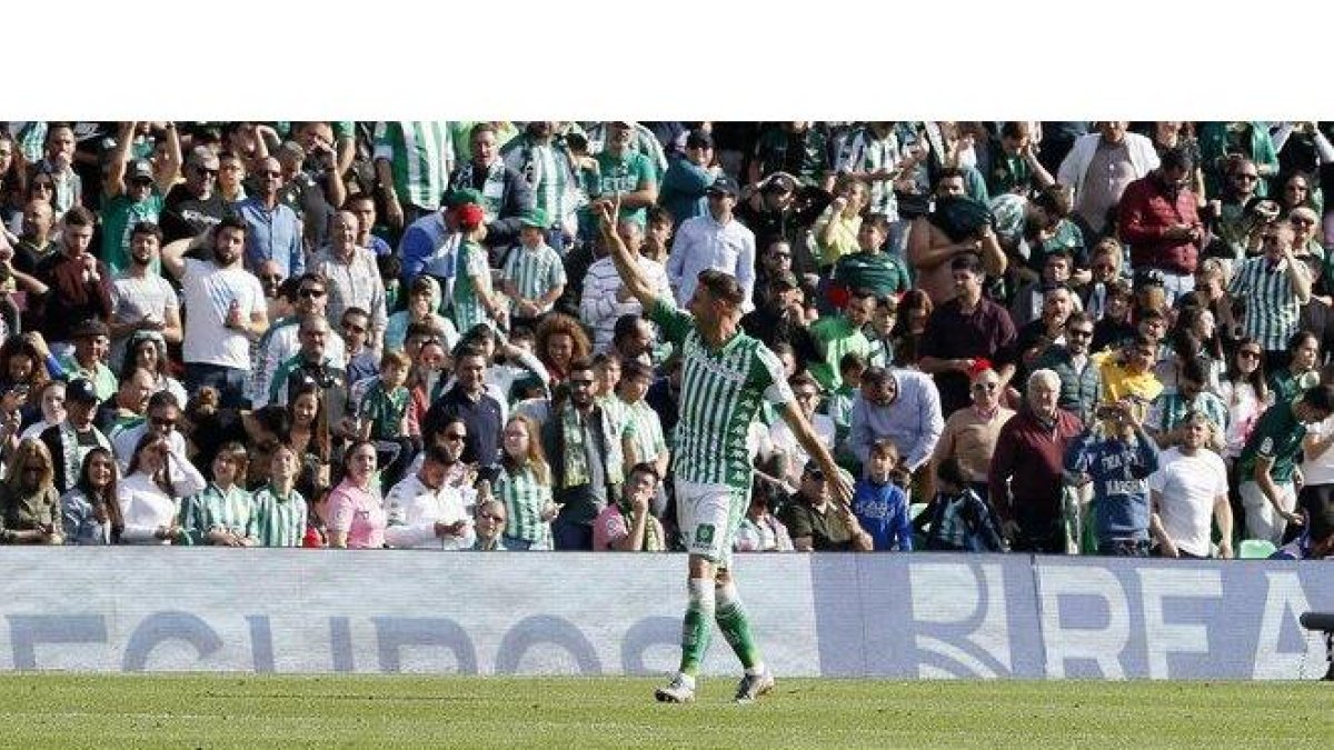 Joaquín celebra la gesta con la afición bética.-EFE / JOSÉ MANUEL VIDAL