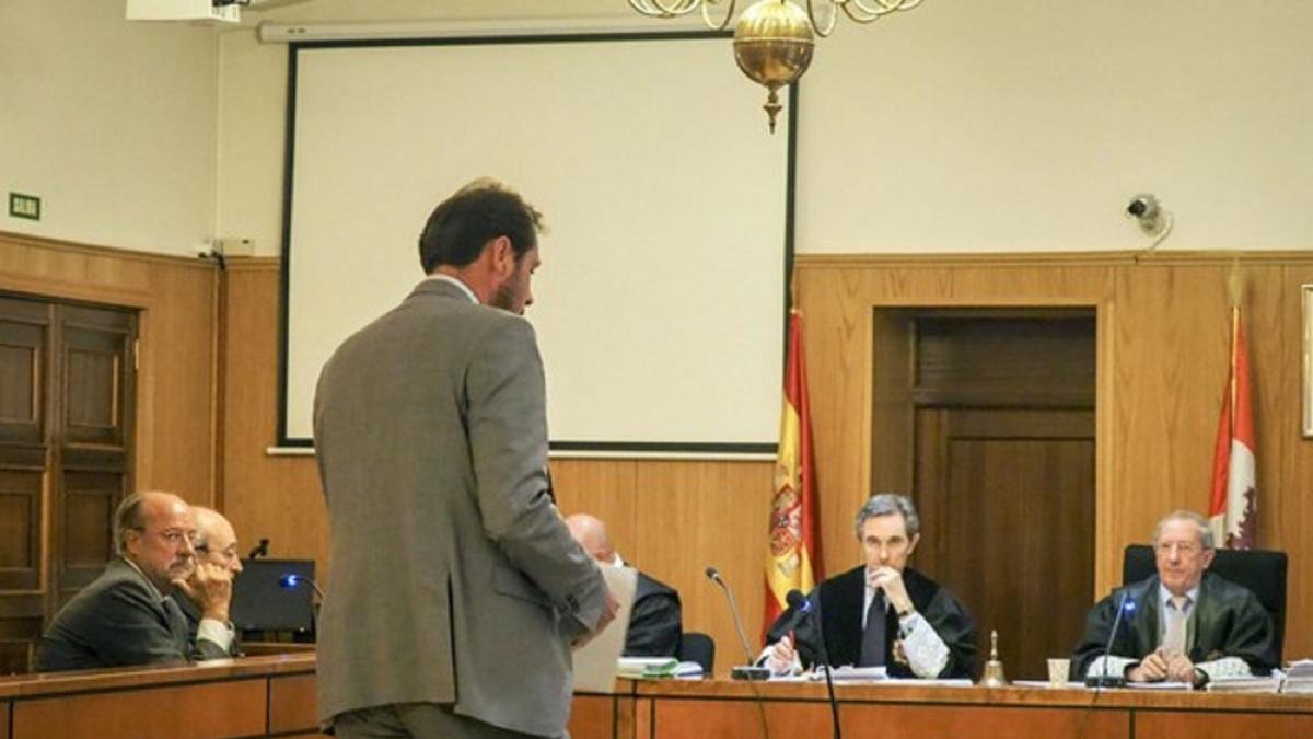 El alcalde de Valladolid, Óscar Puente, comparece en la segunda sesión del juicio por las 'comfort letter' ante la mirada de su predecesor en el cargo Javier León de la Riva-R. VALTERO / ICAL