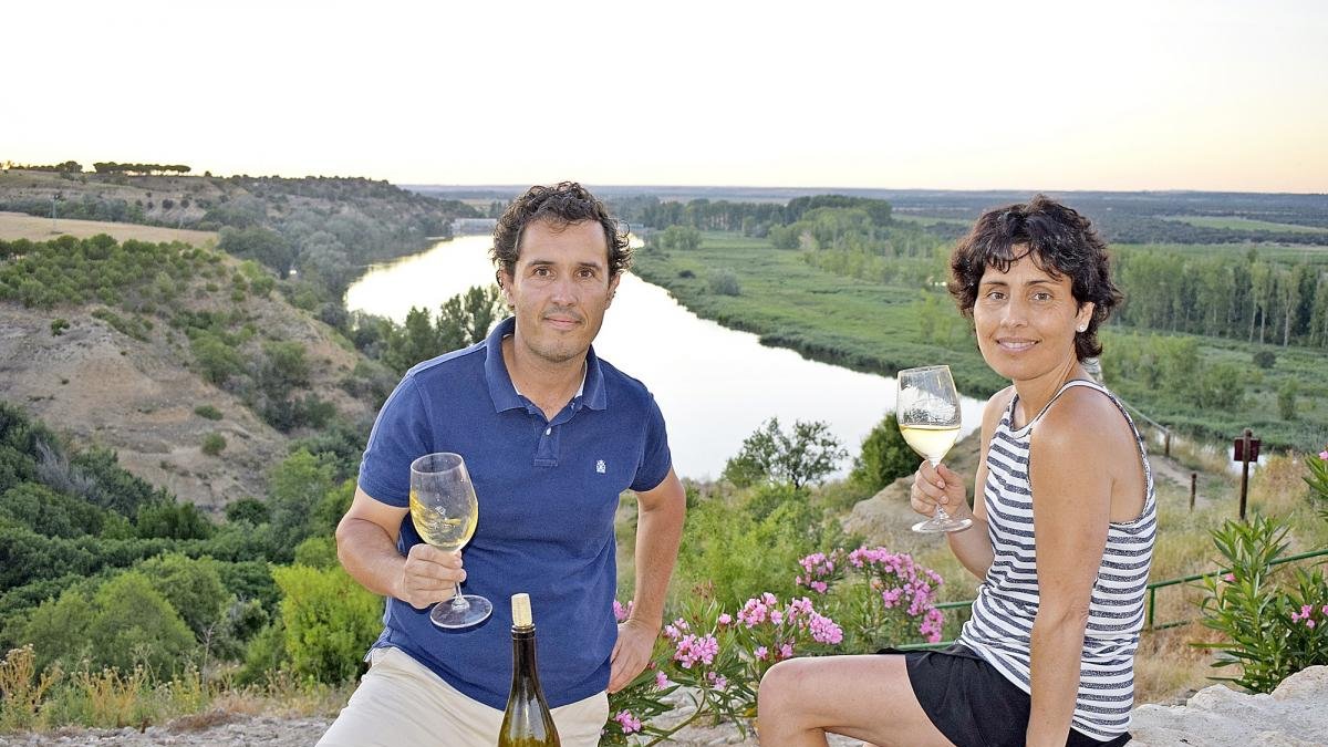 Los hermanos Esteban y María José Celemín, ante la panorámica del Duero a su paso por su pueblo, Castronuño.-ARGICOMUNICACIÓN