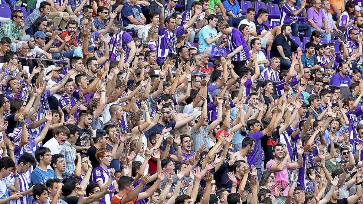 Aficionados blanquivioleta animan durante un partido.-D.V.