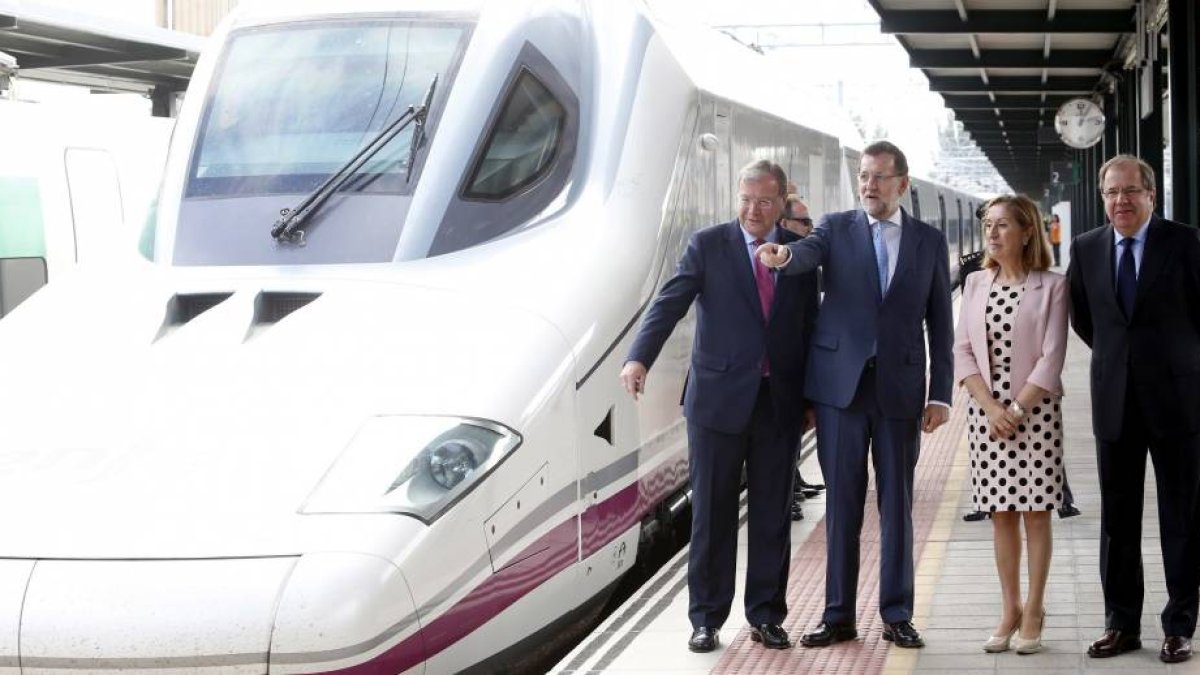 Antonio Silván, Mariano Rajoy, Ana Pastor y Juan Vicente Herrera, ante el AVE que acababa de entrar en la estación de León.-Ical