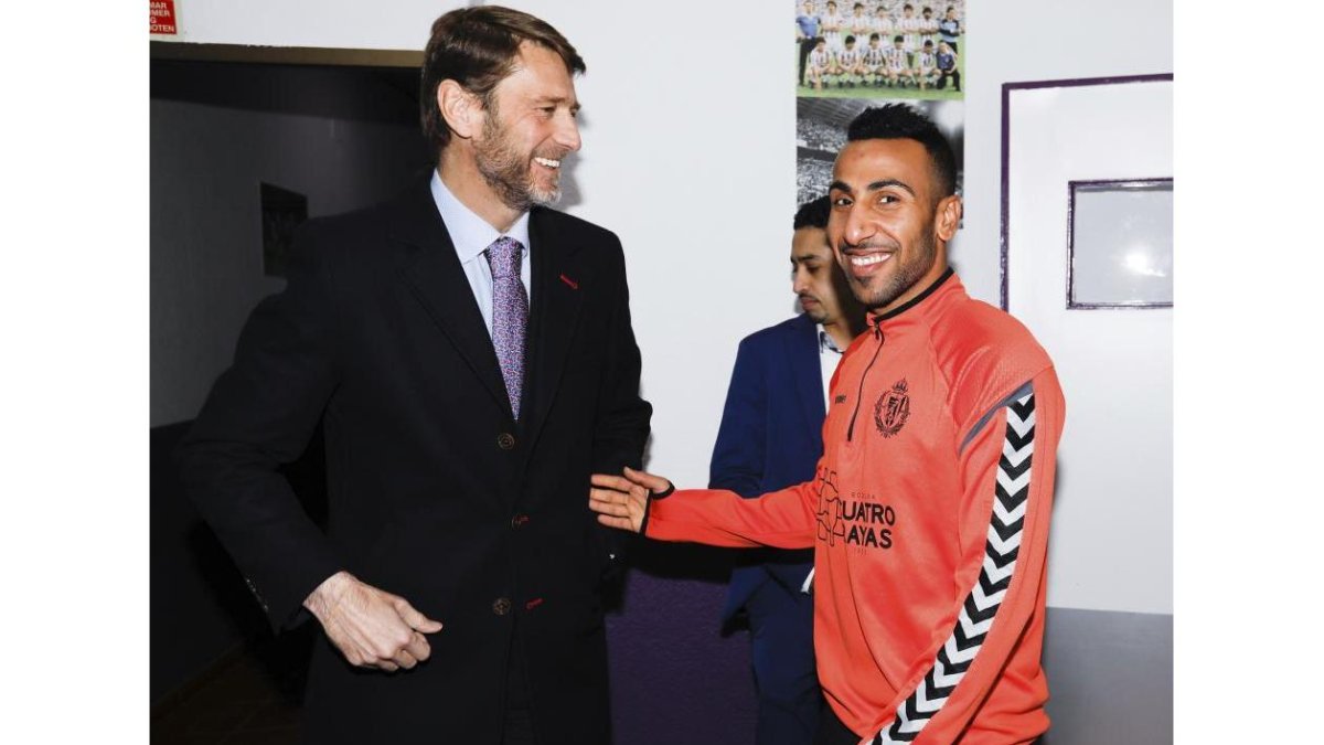 Al-Mousa, junto a Carlos Suárez antes de su presentación en Zorrilla.-J. M. LOSTAU