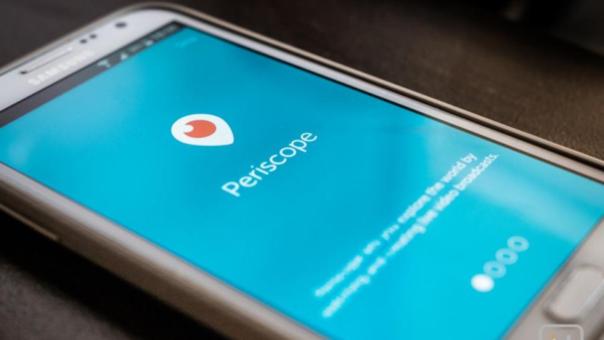 Un móvil con la aplicación Periscope en pantalla.-