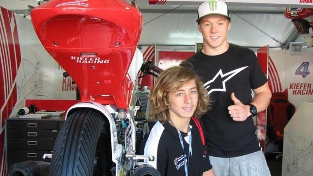 Remy Gardner, sentado, junto a su amigo Dakota Mamola, en Misano.-EMILIO PÉREZ DE ROZAS