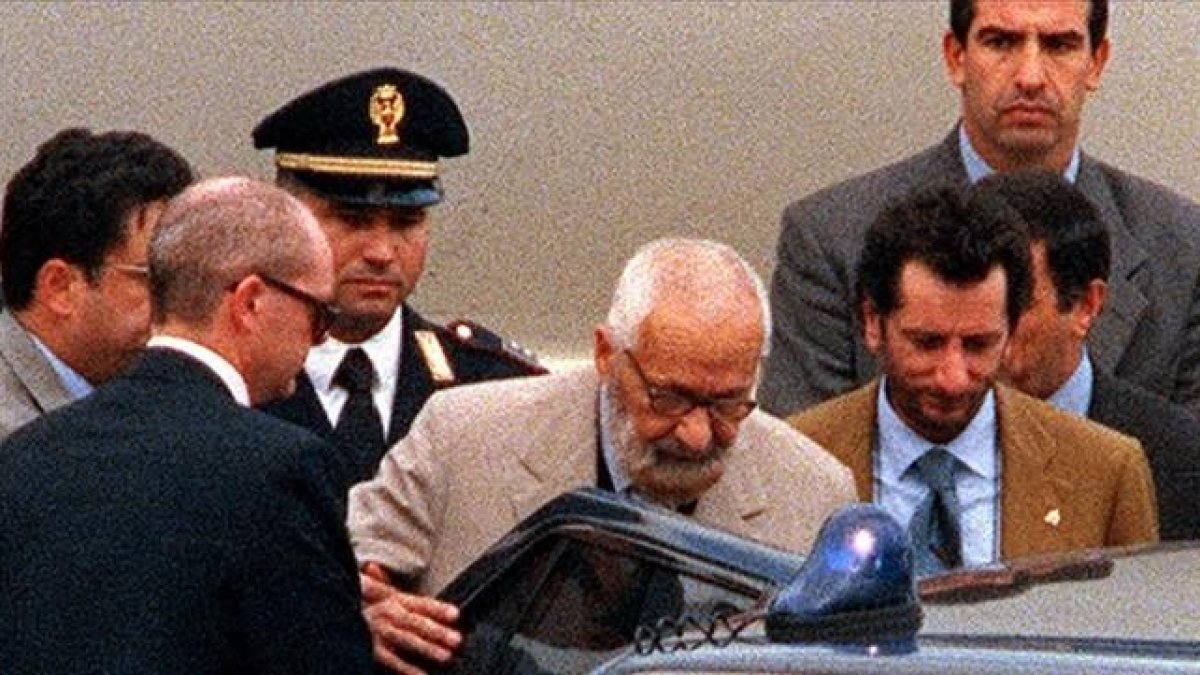 Muere Licio Gelli, el gran conspirador de Italia ANSA / A BIANCHI Licio Gelli , escoltado por la policía hace algunos años en Roma.-