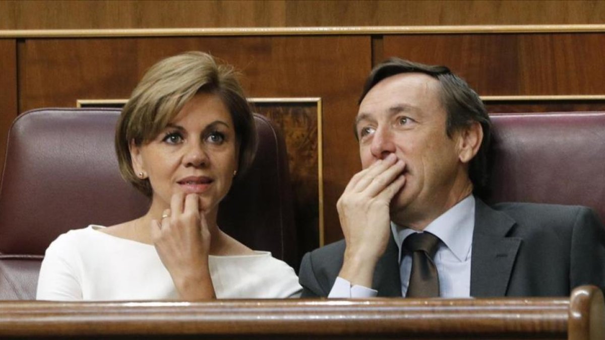 El portavoz parlamentario del  PP, Rafael Hernando, junto a la secretaria general del partido, Dolores de Cospedal-EFE