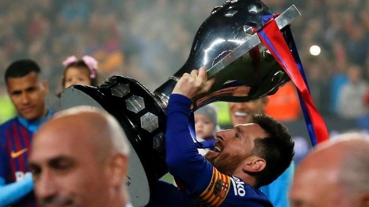 Messi levanta el trofeo de la Liga, este sábado en el Camp Nou.-EFE